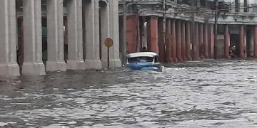 Inundaciones en la zona de Cuatro Caminos, en La Habana, como consecuencia de las intensas lluvias del jueves 30 de mayo de 2023. Foto: Eliades Rodríguez / Tribuna de La Habana.