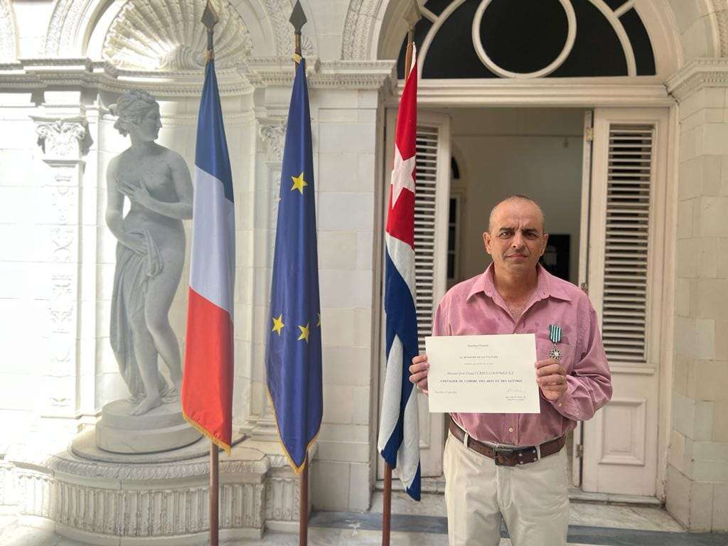 The Cuban writer Jesús David Curbelo is awarded the Knight Order of Arts and Letters of France