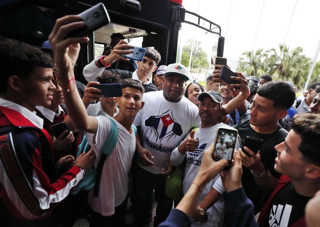 El jugador Alfredo Despaine recibido por aficionados durante el acto de bienvenida a los jugadores del equipo Cuba el 20 de marzo de 2023. Foto: EFE/ Ernesto Mastrascusa.
