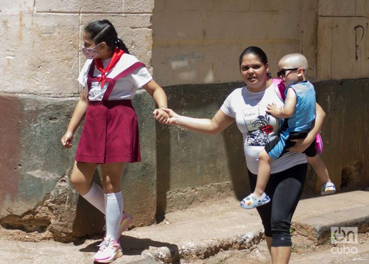 Una madre con sus dos hijos en La Habana. Foto: Otmaro Rodríguez.