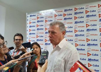 El ministro cubano de Turismo, Juan Carlos García Granda, ofrece declaraciones a la prensa durante la 41 Feria Internacional de Turismo FitCuba 2023. Foto: Cubadebate.