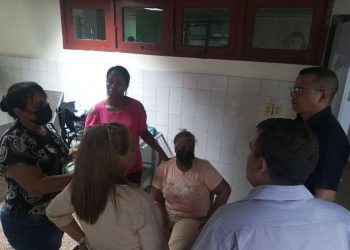 Familiares de los lesionados, en el hospital de Moa. Foto: Rubiel De La Cruz Rabí.