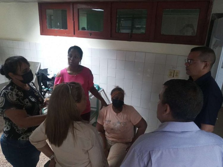 Familiares de los lesionados, en el hospital de Moa. Foto: Rubiel De La Cruz Rabí.