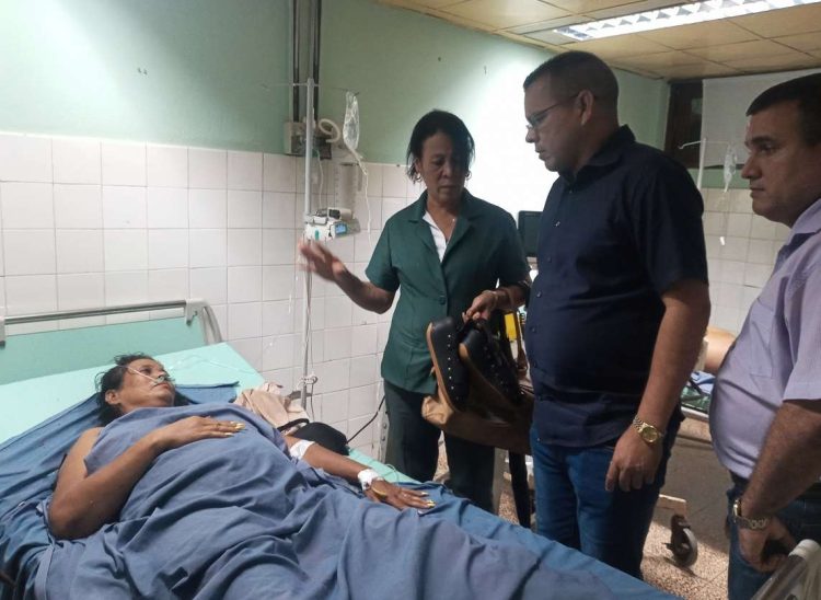 Autoridades de Moa visitan a una mujer lesionada por un rayo en esa localidad de Holguín. Foto: Rubiel De La Cruz Rabí / Facebook.