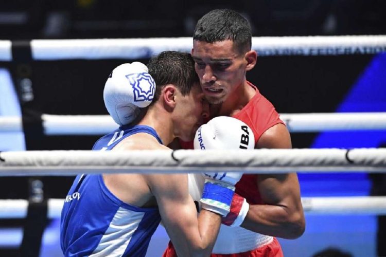 El boxeador cubano Saidel Horta (rojo) pelea contra el uzbeco Abdumalik Khalokov (azul) en la final de los 57 kg en el Campeonato Mundial de Taskent 2023. Foto: hjnews.com