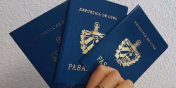 Pasaportes cubanos. Foto: OC / Archivo.