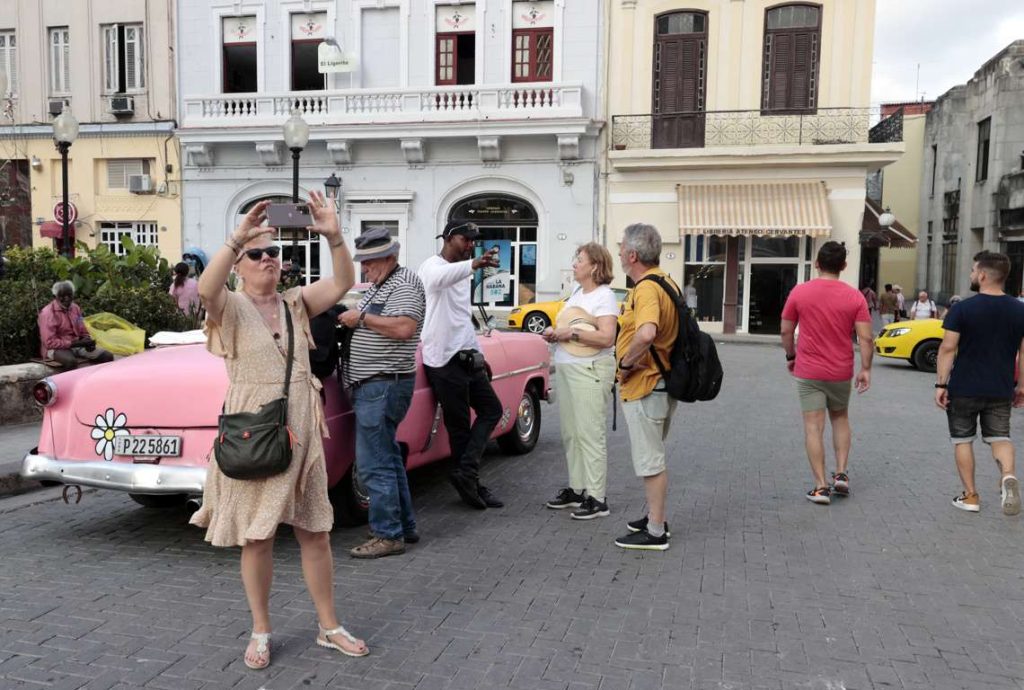 Turistas en La Habana. Foto: Ernesto Mastrascusa / EFE / Archivo.