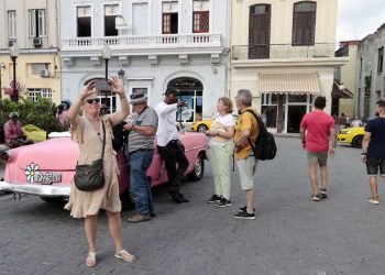 Turistas en La Habana. Foto: Ernesto Mastrascusa / EFE / Archivo.