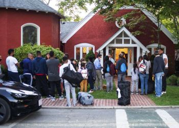 Un grupo de venezolanos expulsados de Florida a Massachussets por iniciativa del gobernador Ron DeSantis. Foto: Archivo