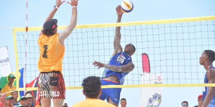 Partido por el oro entre duplas masculinas de Cuba y Estados Unidos, en el Norceca de Voleibol de Playa de Varadero 2023. Foto: @Norceca_Info / Twitter.