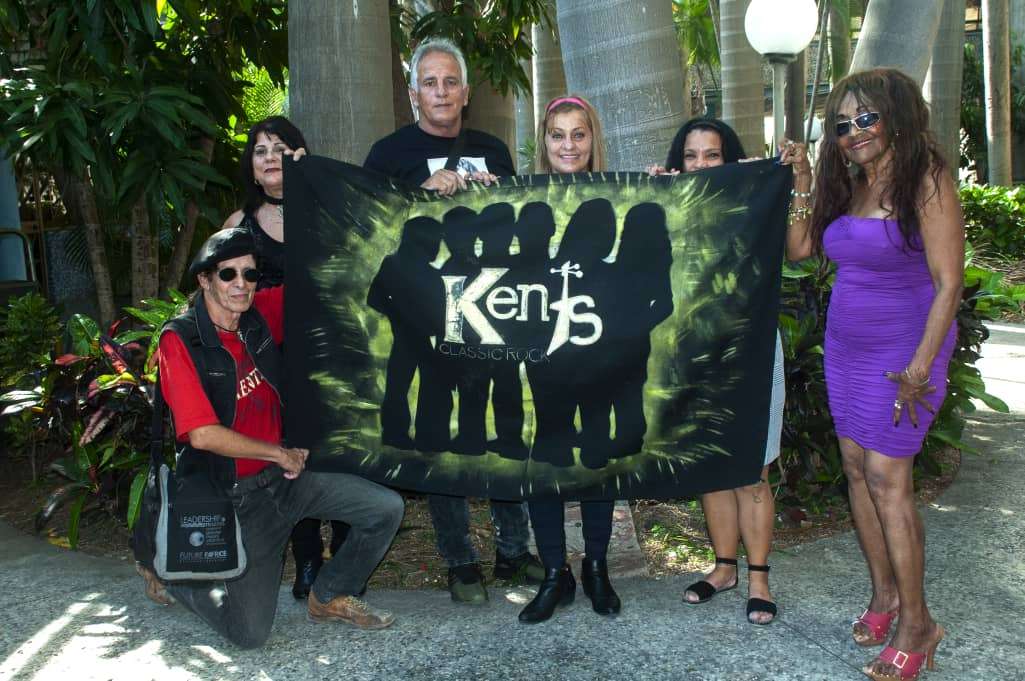 Uno de los grupos de fans de Los Kents. Foto: Ernesto Granado.
