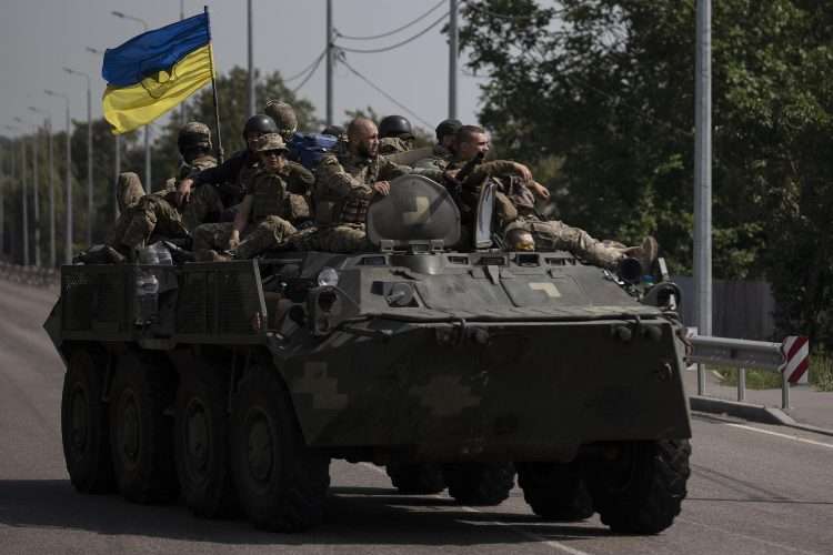 Una BTR ucraniana participa en la contraofensiva este lunes. Foto: AP