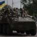 Una BTR ucraniana participa en la contraofensiva este lunes. Foto: AP