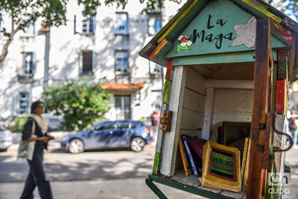 Una diminuta biblioteca de madera al aire libre llamada La Maga. Para tomar un libro solo hay que dejar otro en su lugar. Foto: Kaloian.