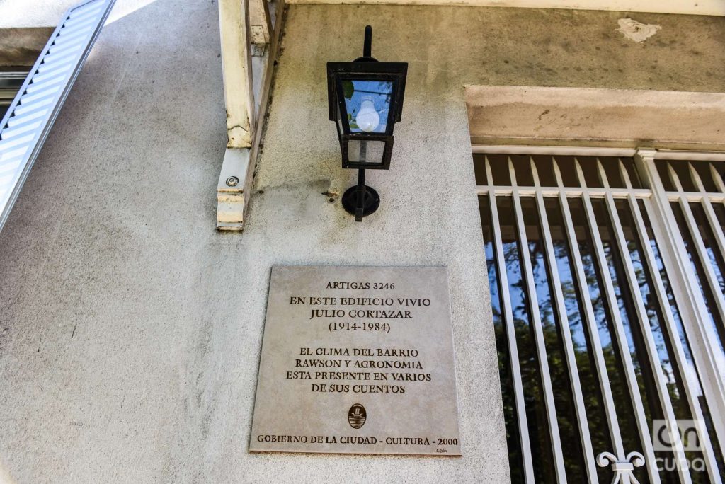 “En este edificio vivió Julio Cortázar (1914-1984). El clima del barrio Rawson y Agronomía está presente en varios de sus cuentos”. Foto: Kaloian.