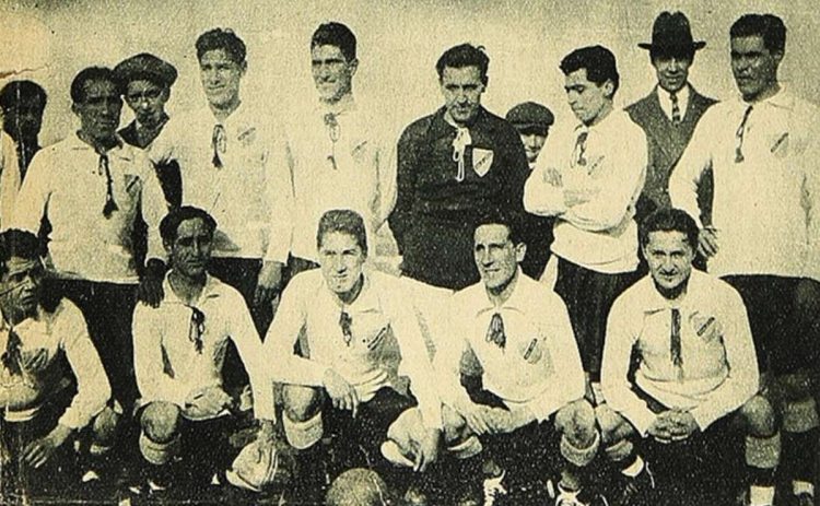 Equipo del Colo Colo en sus primeros años después de fundado. Foto: Tomada de Memoria Chilena.