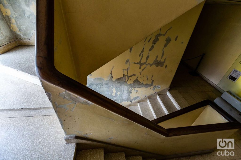 La escalera por donde subían y bajaban encapuchados, esposados y engrillados los prisioneros; la misma que usaban los militares que allí convivían. Foto: Kaloian.
