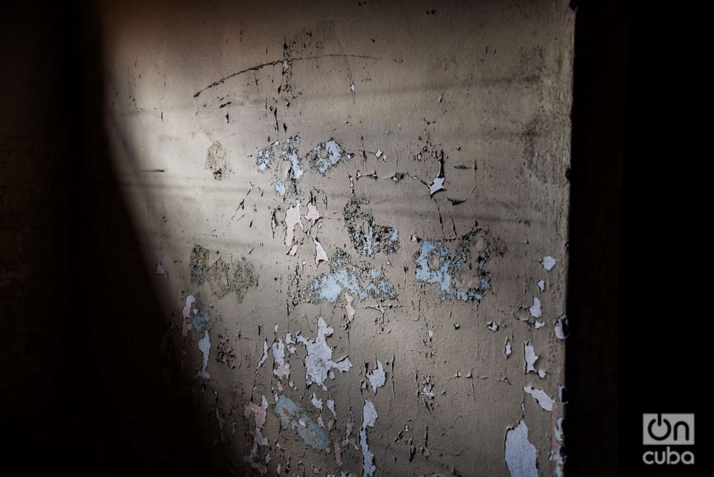 Las capas de pintura en la pared están conservadas porque son parte de la prueba judicial en la campaña Memoria, Verdad y Justicia. Foto: Kaloian.