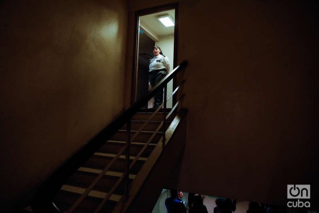 Escalera que conduce al altillo, principal lugar de reclusión de prisioneros, mujeres y hombres secuestrados lo mismo de noche del seno de sus hogares o en la calle a plena luz del día. Foto: Kaloian.  
