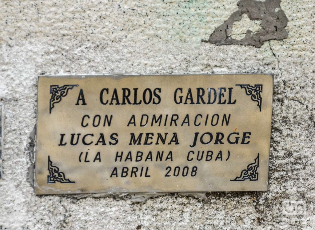 Mensaje de un admirador cubano en el mausoleo de Gardel en la Chacarita. Foto: Kaloian.