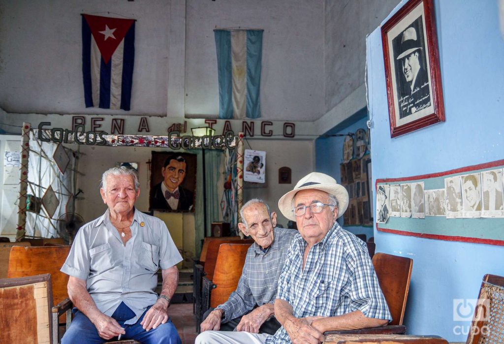 Seguidores de Carlos Gardel en la Casa del Tango de Holguín. Foto: Kaloian.