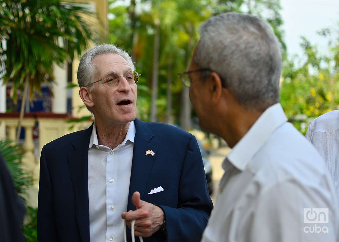 American businessman Mark Baum (left) talks with Antonio Carricarte, president of the Cuban Chamber of Commerce, at the institution's headquarters in Havana.  Photo: Otmaro Rodriguez.