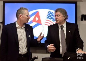 Los empresarios estadounidenses Mark Baum (izq) y Jorge Ignacio Fernández, durante un encuentro con la prensa en la Cámara de Comercio de Cuba, en La Habana. Foto: Otmaro Rodríguez.