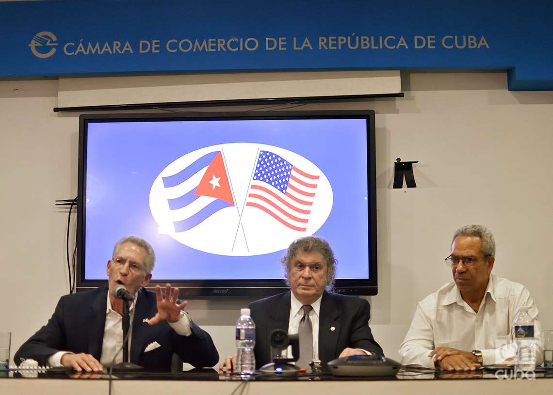 American businessmen Mark Baum (left) and Jorge Ignacio Fernández (c), together with the president of the Cuban Chamber of Commerce, Antonio Carricarte, during a press conference in Havana.  Photo: Otmaro Rodriguez.