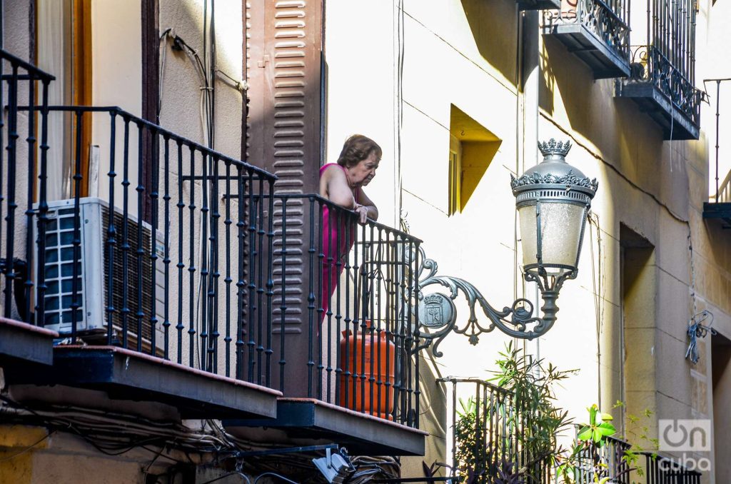 Una señora en su balcón toma un poco de aire. Foto: Kaloian.
