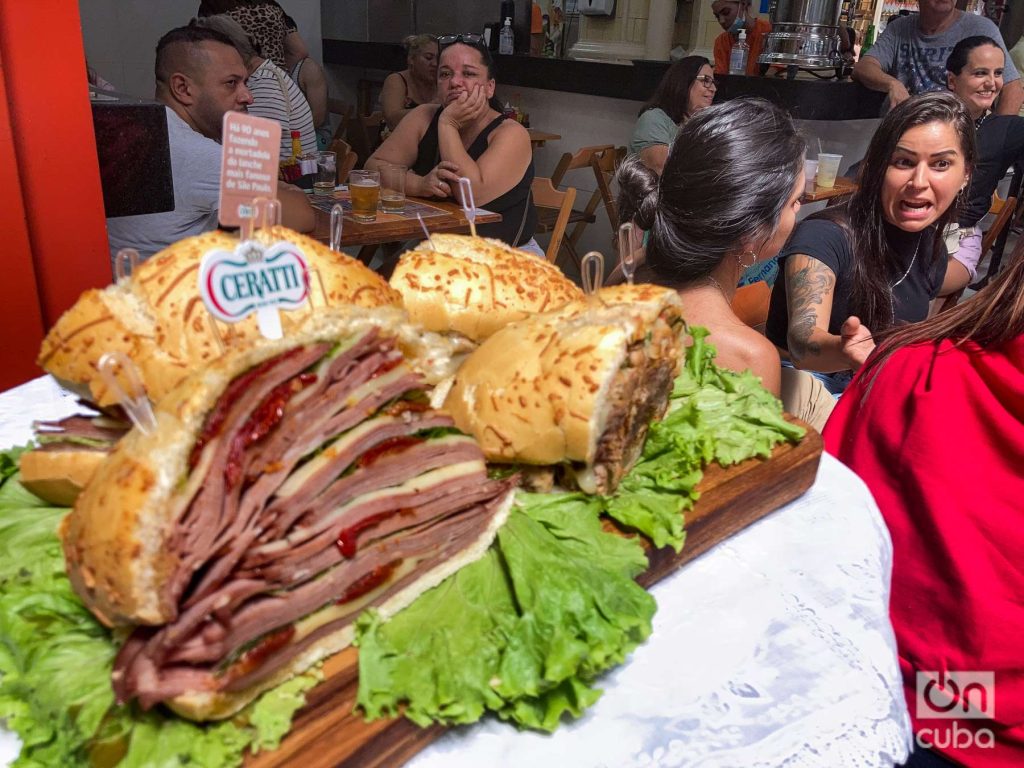 Entre las especialidades más famosas del Mercado Municipal de São Paulo está el famoso sandwich de mortadela. Foto: Kaloian.