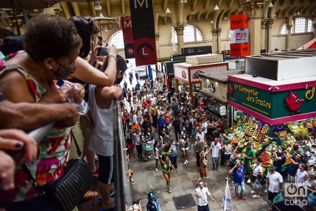 Por los pasillos del Mercado Municipal de São Paulo se arma los fines de semana un sambódromo. Foto: Kaloian.
