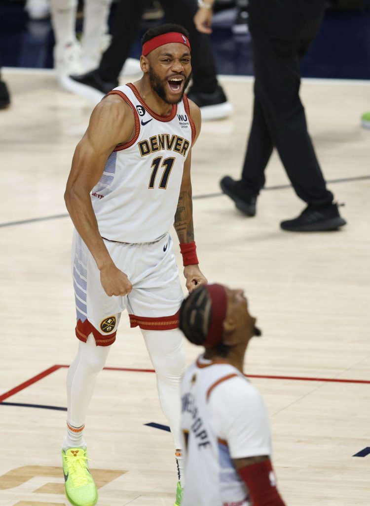El delantero de los Denver Nuggets Bruce Brown (I) celebra la victoria en la NBA Championship. Foto: EFE/EPA/John G. Mabanglo. 