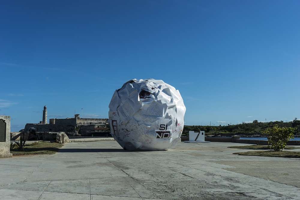 “Alud”, 2019. Instalación. PVC, impresión y estructura de zinc galvanizado, 640 x 620 x 400 cm. 13 Bienal de La Habana, parte del proyecto curatorial Detrás del muro.