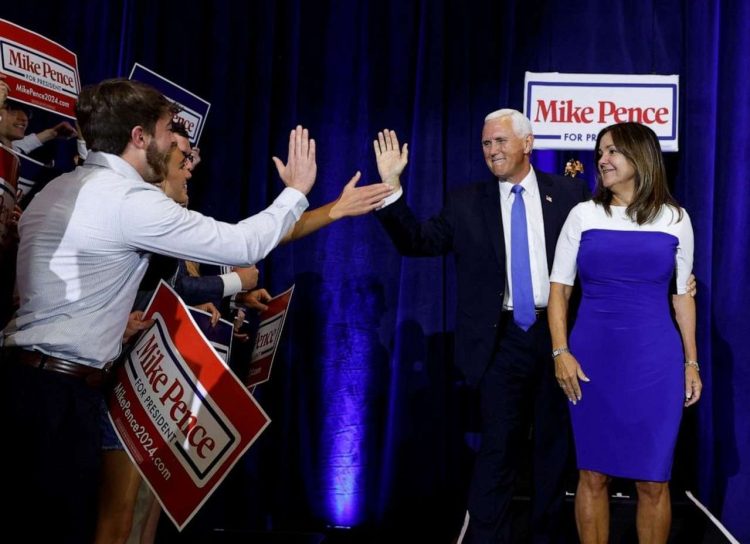 El exvicepresidente Mike Pence tras el primer discurso de su campaña para obtener la nominación republicana a las elecciones de 2024, junto a su esposa. Foto: Jonathan Ernst / Reuters.