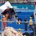 Los escombros del sumergible se descargan en el muelle de la Guardia Costera canadiense en St. John's, Newfoundland, el 28 de junio de 2023. Foto: AP.