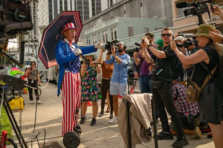 Manifestante proTrump en las afueras de la Corte Wilkie D. Ferguson Jr. en Miami, Florida. Foto: NBC.