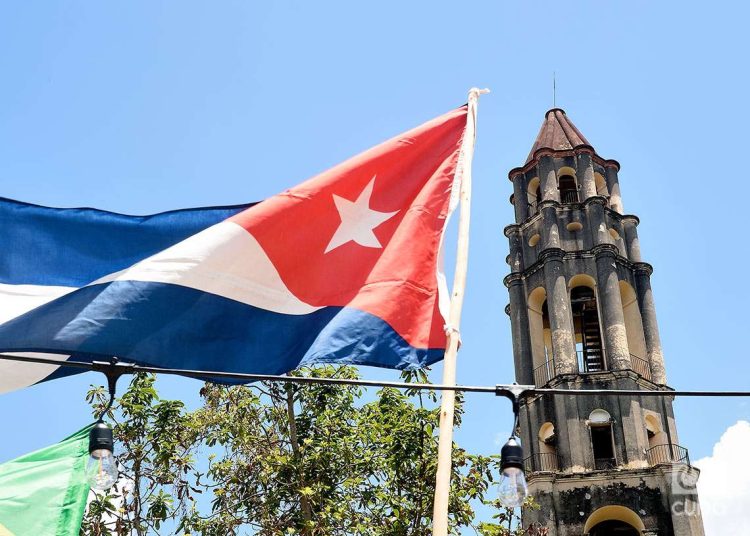 Una bandera cubana ondea delante de la Torre Manaca Iznaga, en el Valle de los Ingenios. Foto: Otmaro Rodríguez.