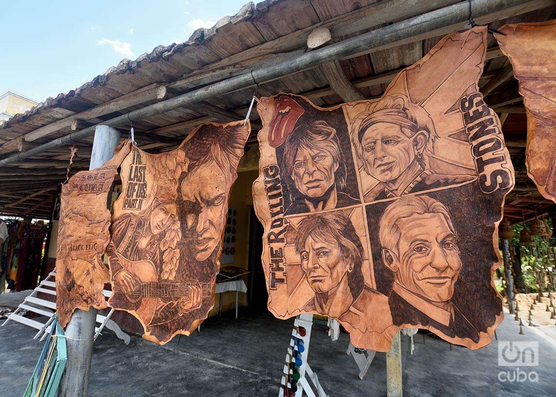 Sale of carved skins, at the Manaca Iznaga hacienda.  Photo: Otmaro Rodriguez.
