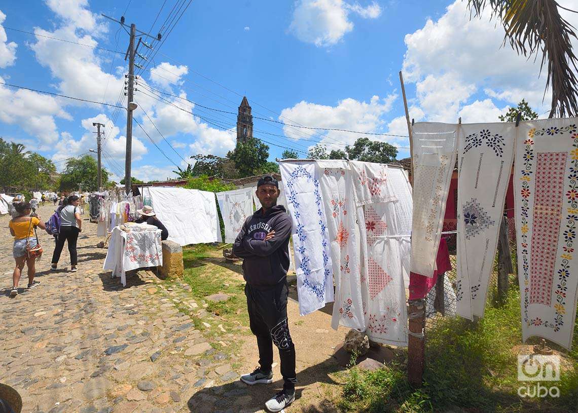 A la entrada y en su interior de la antigua hacienda de Manaca Iznaga se encuentra la mayor venta de lencería de la zona. Foto: Otmaro Rodríguez.