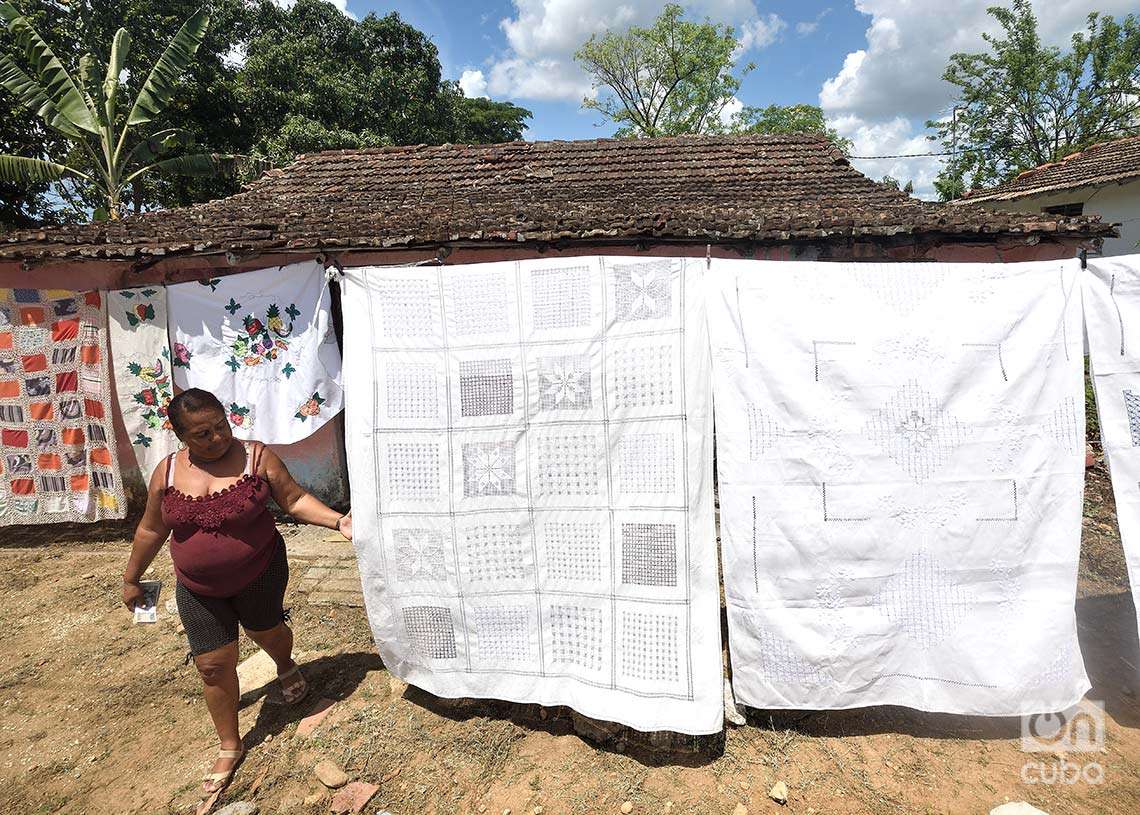 Una mujer muestra lencería con bordados hechos a mano en la zona de Manaca Iznaga. Foto: Otmaro Rodríguez.