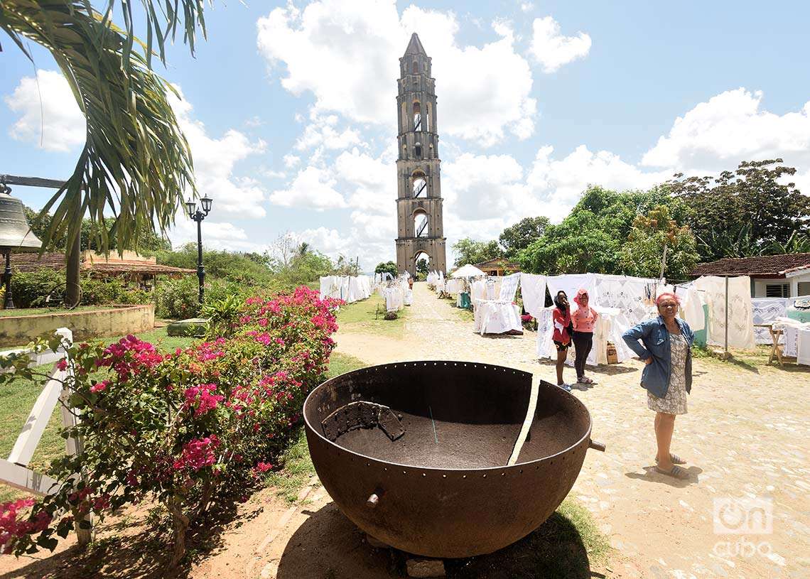 The Manaca Iznaga Tower in the background.  In front, handmade textile products on display.  Photo: Otmaro Rodriguez.