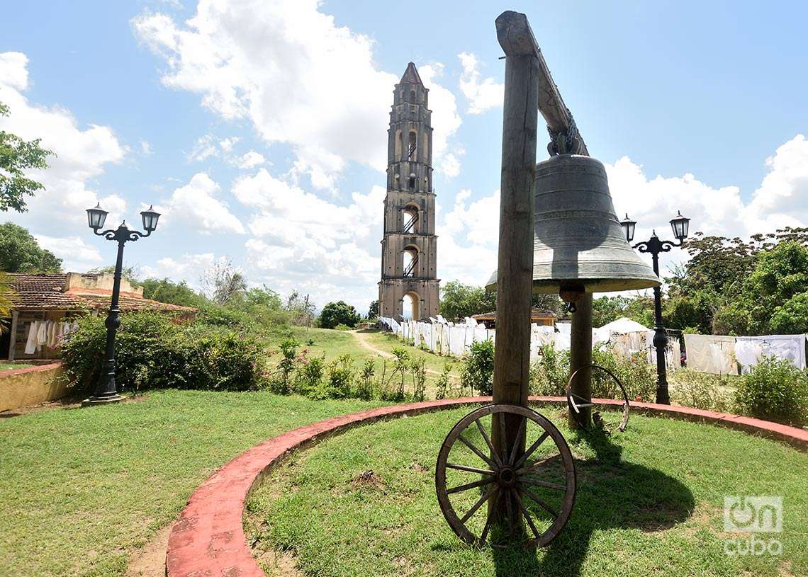 Campana de la antigua plantación de azúcar Manaca Iznaga, cercana a la torre. Foto: Otmaro Rodríguez.