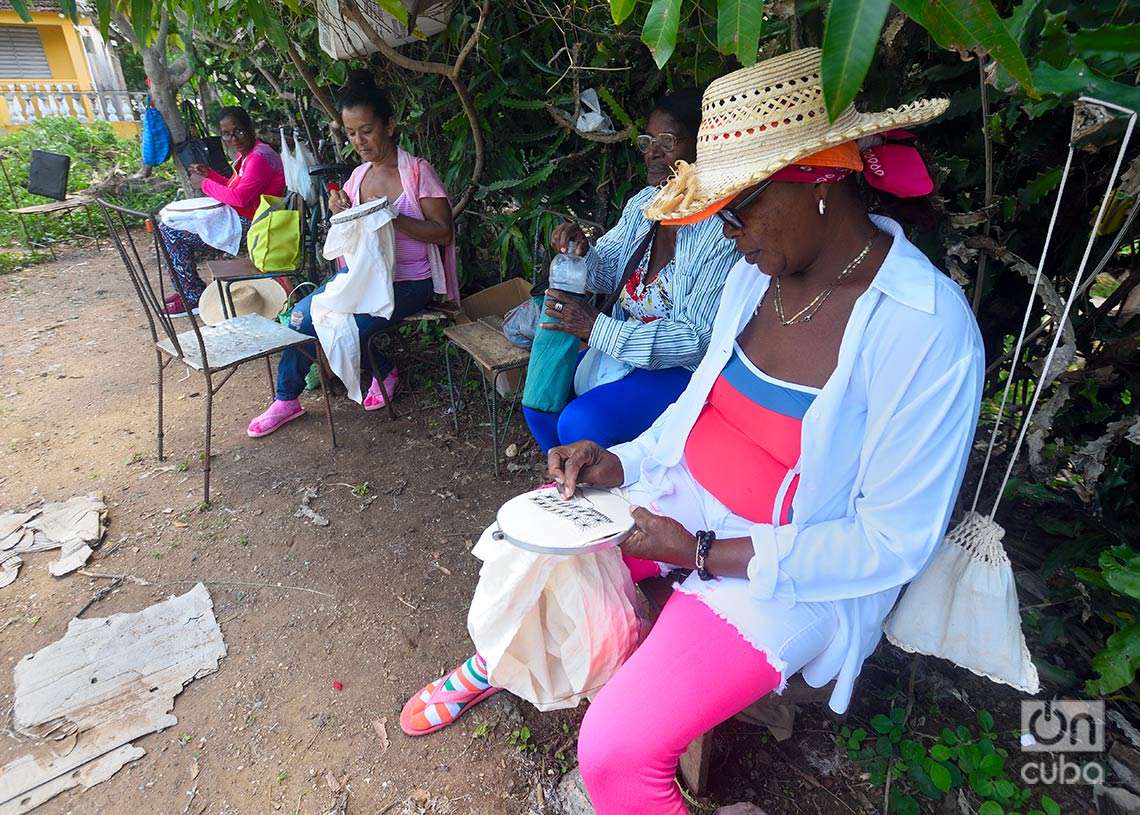 Los pobladores dicen que en el Valle de los Ingenios están las mejores bordadoras de Cuba. Foto: Otmaro Rodríguez.