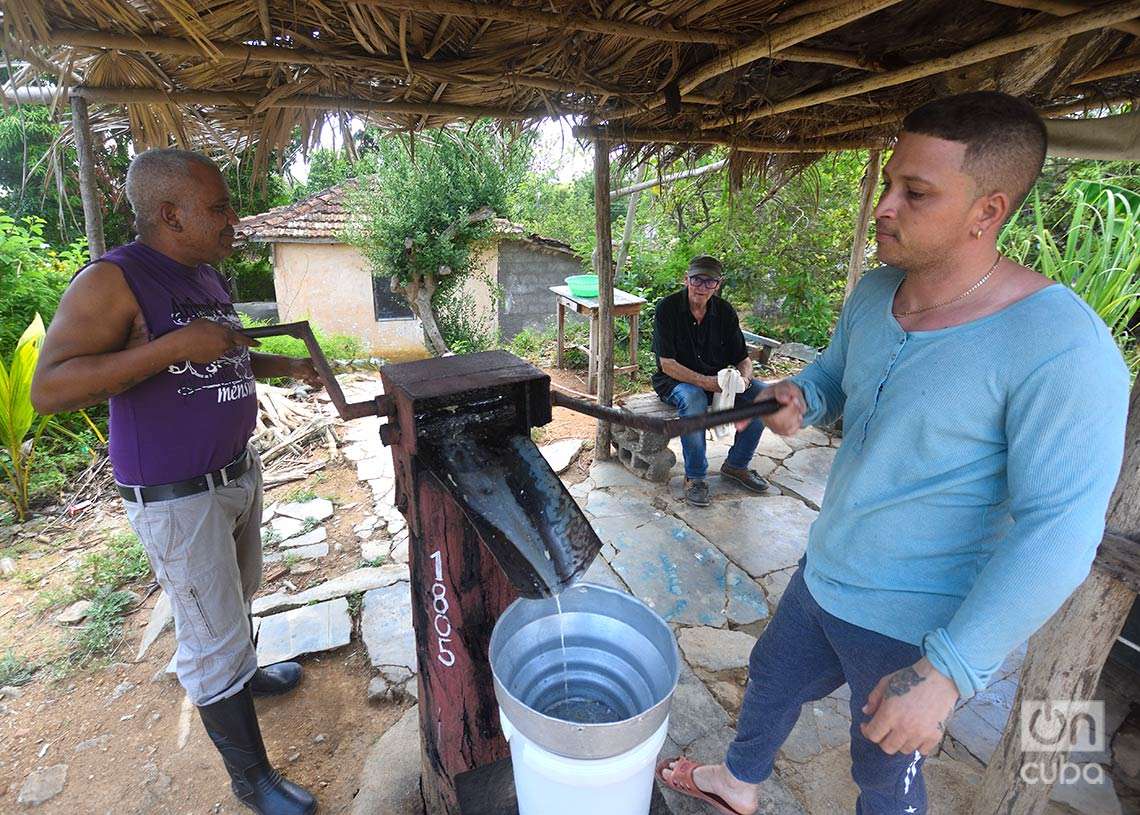 Trapiche manual de caña de azúcar, para extraer el guarapo, en las cercanías de la Torre Manaca Iznaga. Foto: Otmaro Rodríguez.