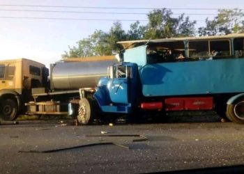 Colisión entre dos camiones, uno de pasajeros y otro cargado de asfalto. Foto: TV Yumurí / Facebook.