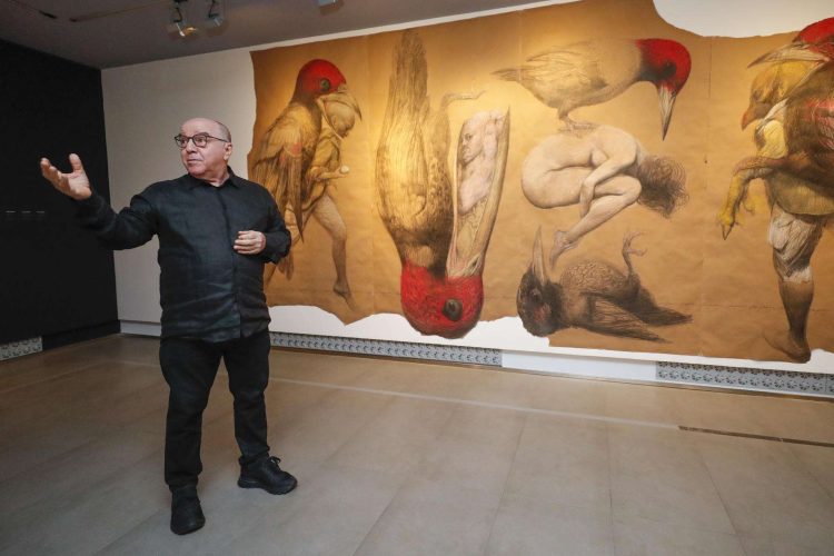 Fabelo ofrece una charla sobre su exposición "Divertimentos" , en el museo Goya de Zaragoza.  Foto: Javier Cebollada/Efe.