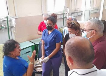 Autoridades de La Habana visitan a personas hospitalizadas tras el accidente del sábado 3 de junio de 2023. Foto: Gobierno de La Habana / Facebook.