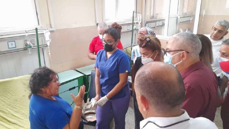 Autoridades de La Habana visitan a personas hospitalizadas tras el accidente del sábado 3 de junio de 2023. Foto: Gobierno de La Habana / Facebook.