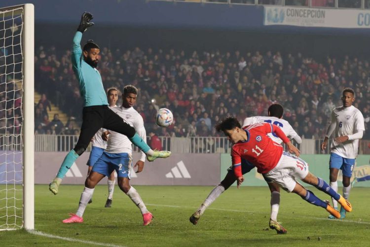 Jugada del partido amistoso entre las selecciones de Chile y Cuba, en el estadio Alcaldesa Ester Roa Rebolledo, en la ciudad chilena de Concepción. Foto: Esteban Paredes Drake / EFE.