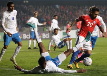 Jugada del partido amistoso entre las selecciones de Chile y Cuba, en el estadio Alcaldesa Ester Roa Rebolledo, en la ciudad chilena de Concepción. Foto: Esteban Paredes Drake / EFE.